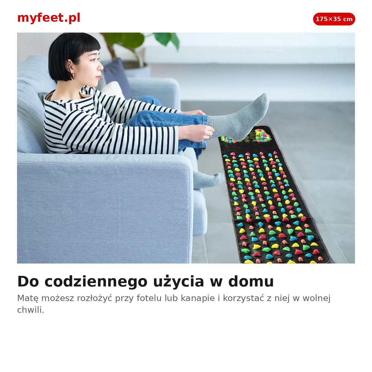 Mata do akupresury używana w domu przy kanapie – codzienny masaż stóp